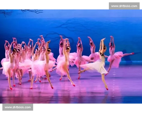 三朵金花翩若惊鸿：凤鸣凌霄演绎东方美学